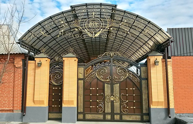 Купить или заказать ворота для дома с навесом - стильные и надежные решения для вашего участка в Сосногорске от 42992 руб | ВоротМастер-Сно