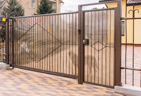 Купить ворота из профлиста с элементами ковки, с металлическими столбами в рамке или под дерево в Сосногорске от 158640 руб
